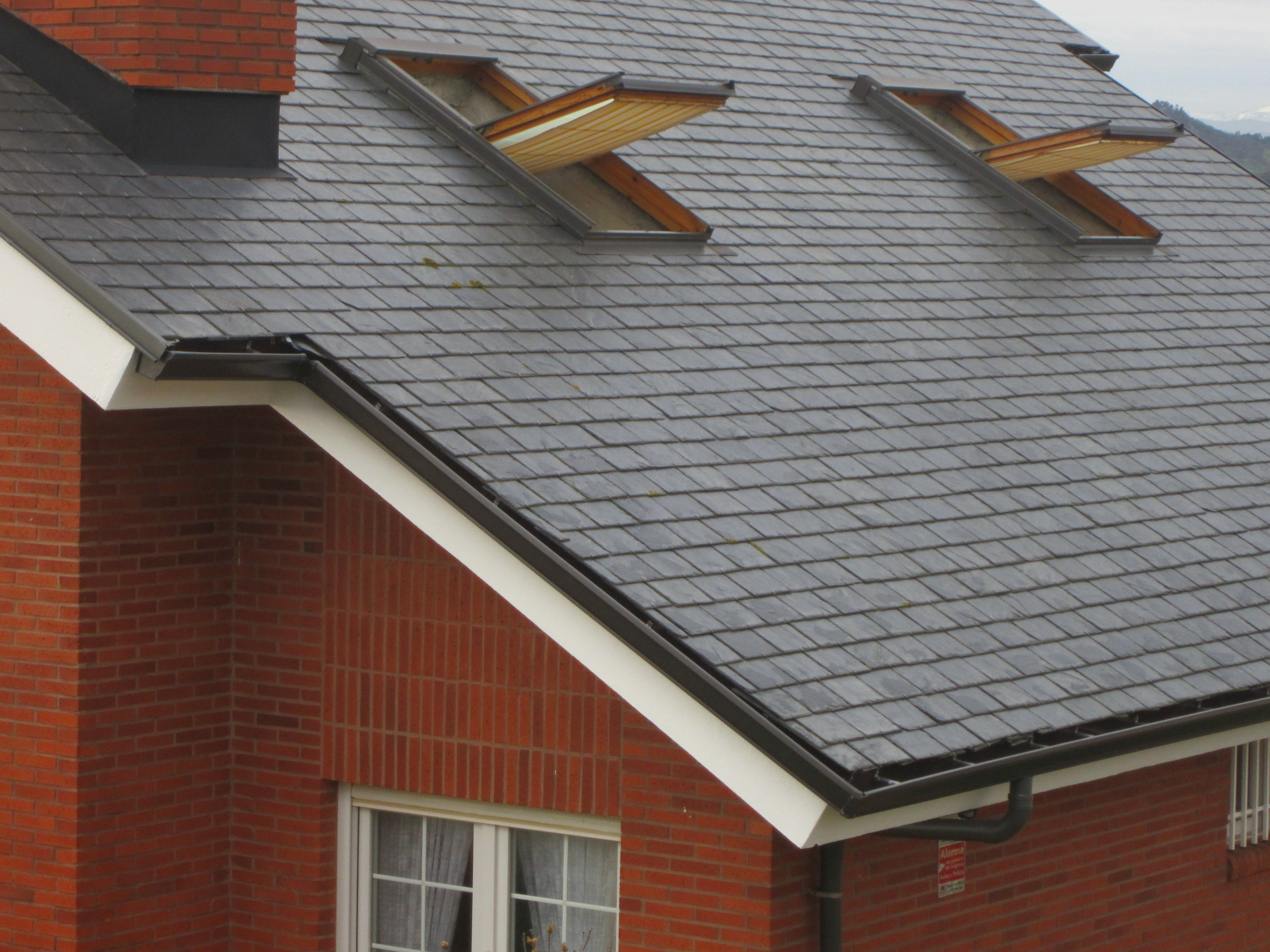 canalones aluminio pizarra en chalet