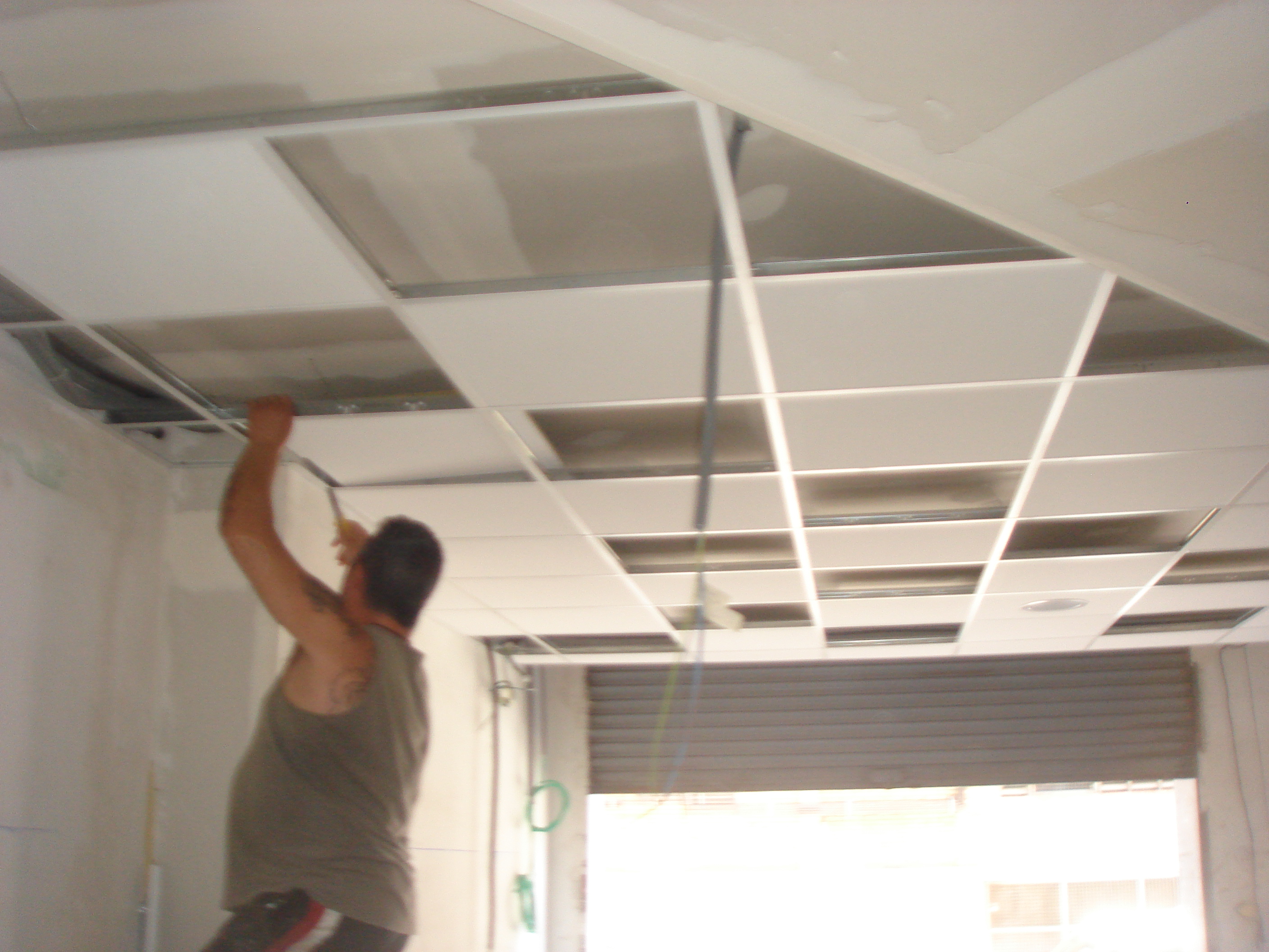 Casa Cultural de Extremadura ( Instalación doble falso techo ).