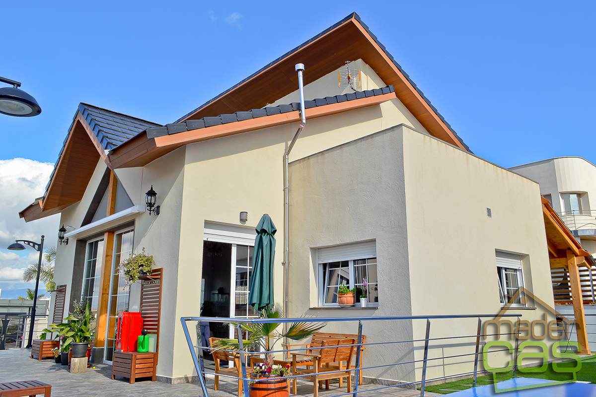 Casa de madera mixta de dos plantas