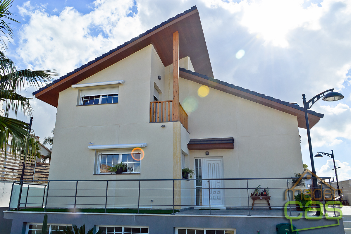 Casa de madera mixta de dos plantas