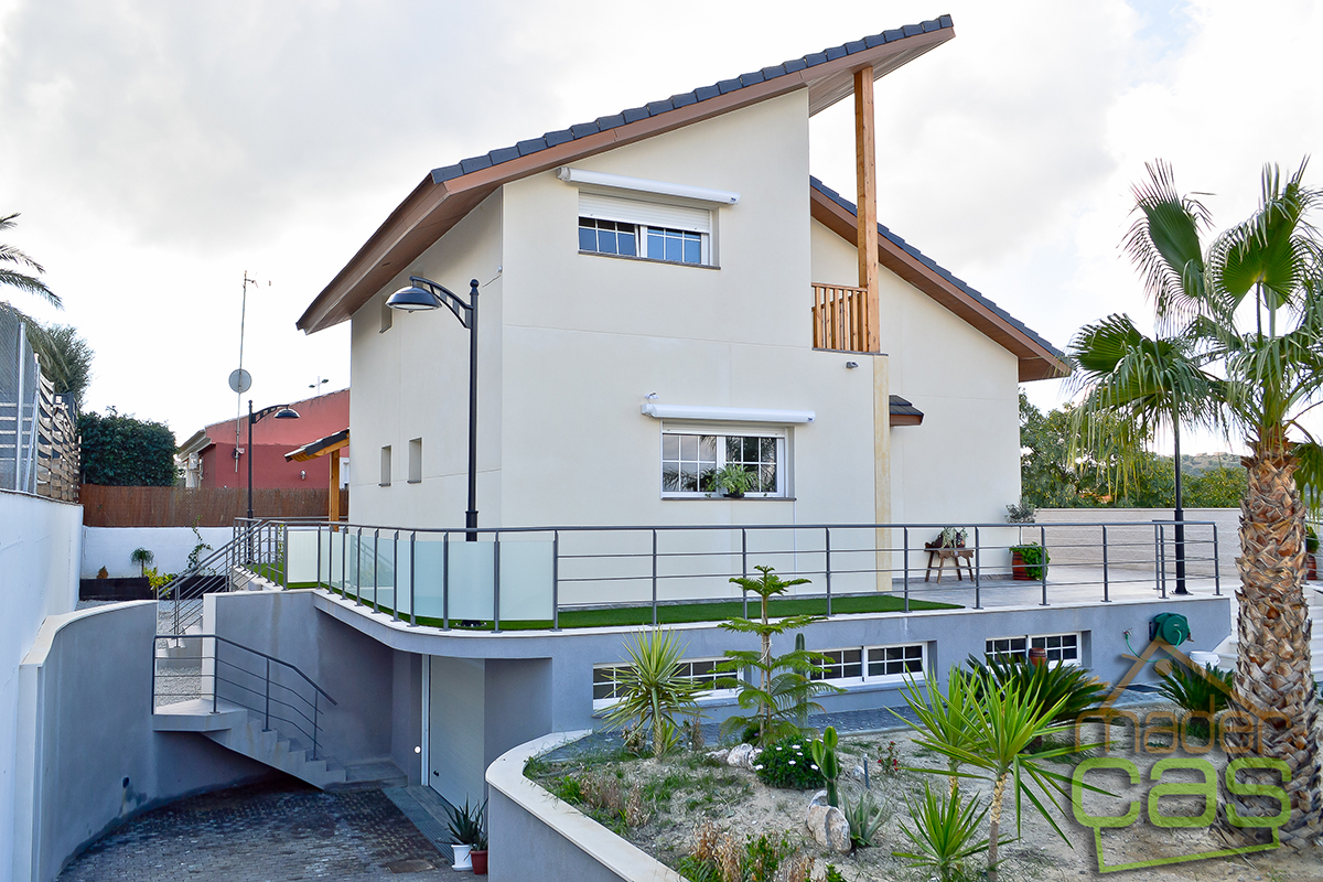 Casa de madera mixta de dos plantas