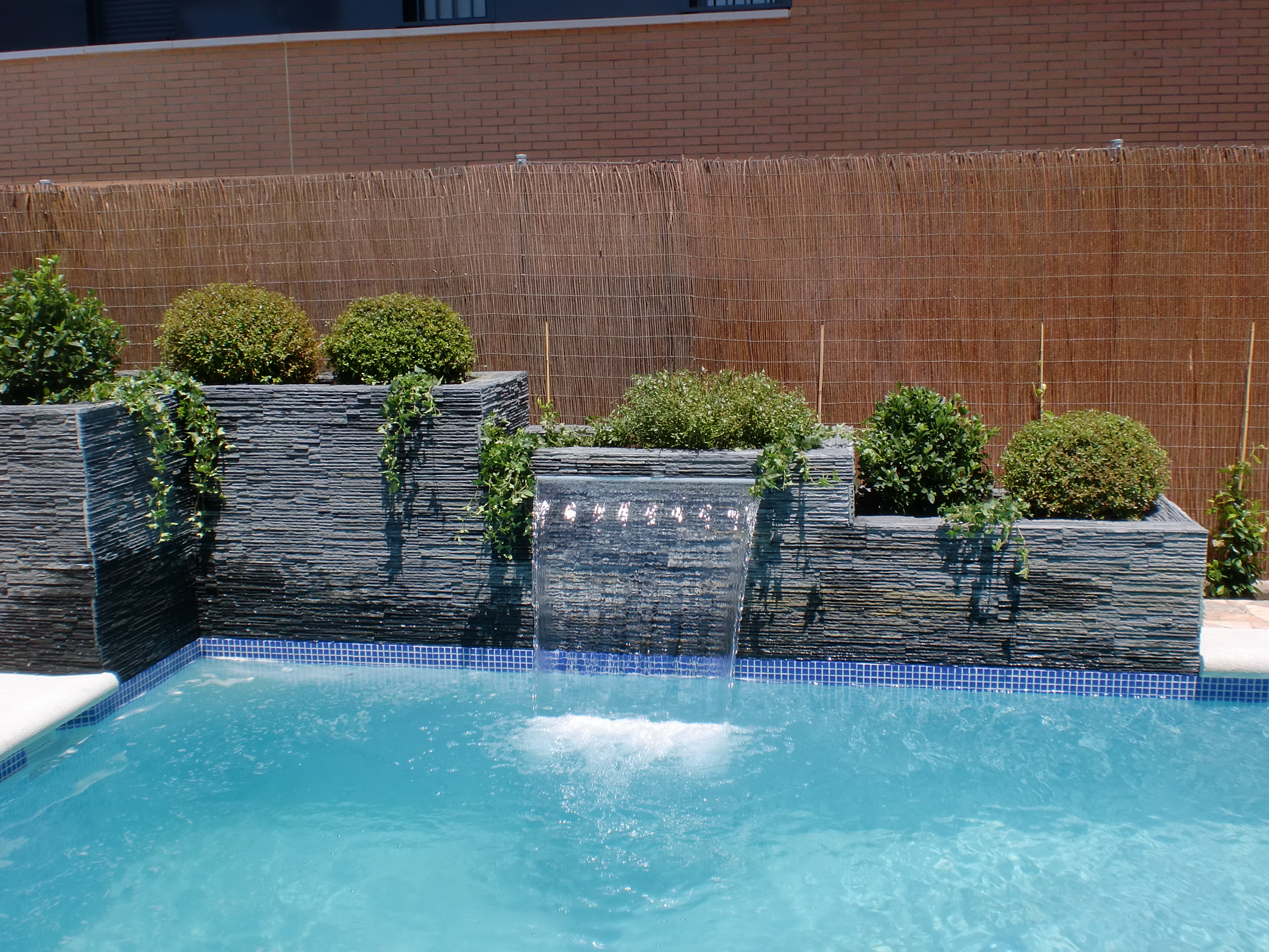 Cascada Laminar en Jardinera