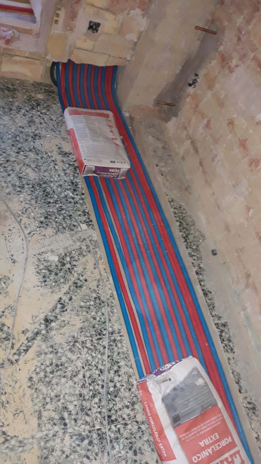 instalación de calefacción de agua con obra por el suelo