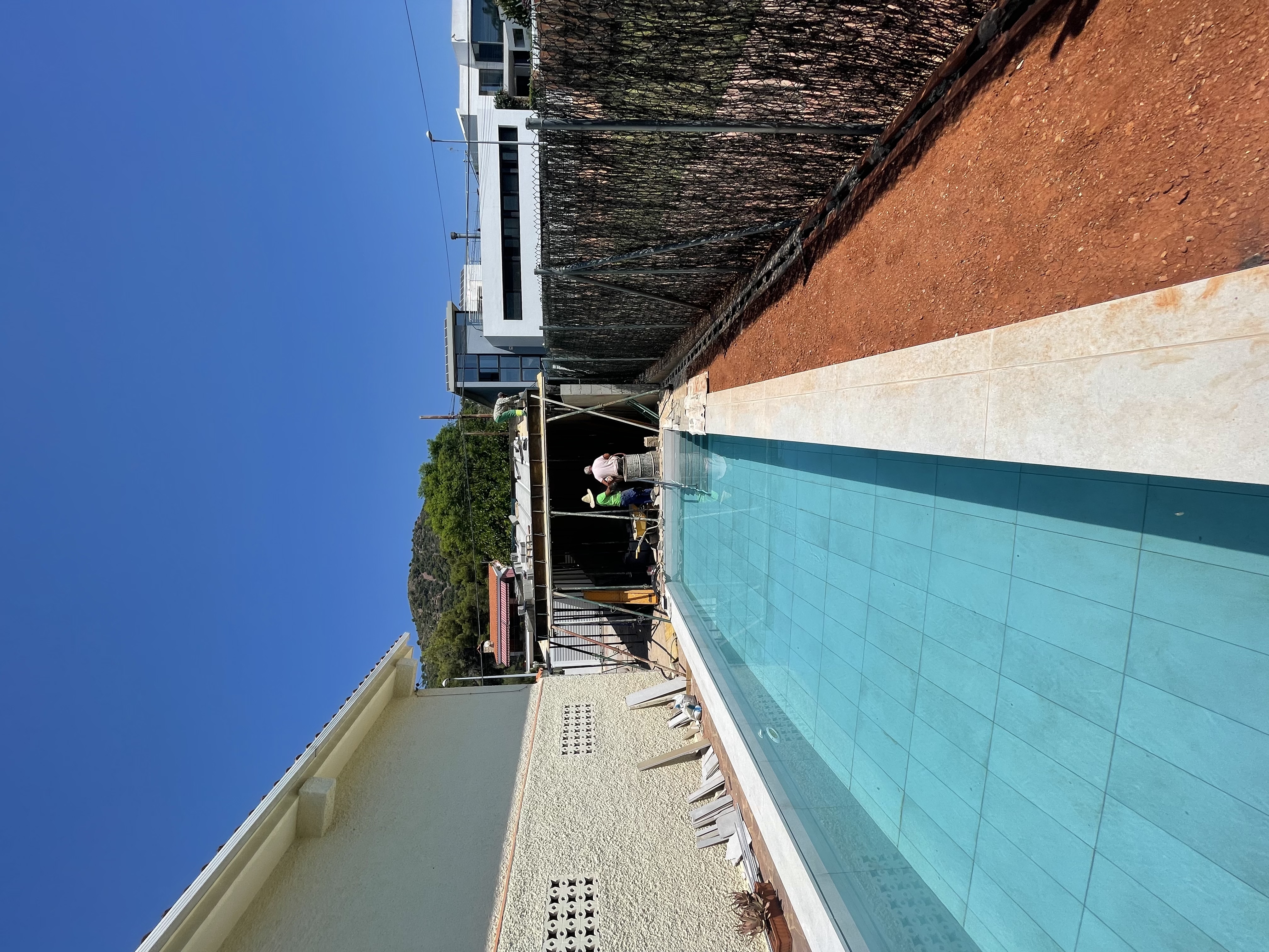 Piscina terminada y porche en camino