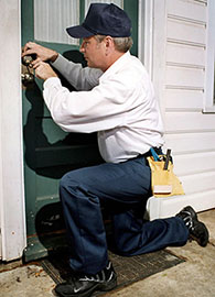 CERRAJERO ABRIENDO CERRADURA