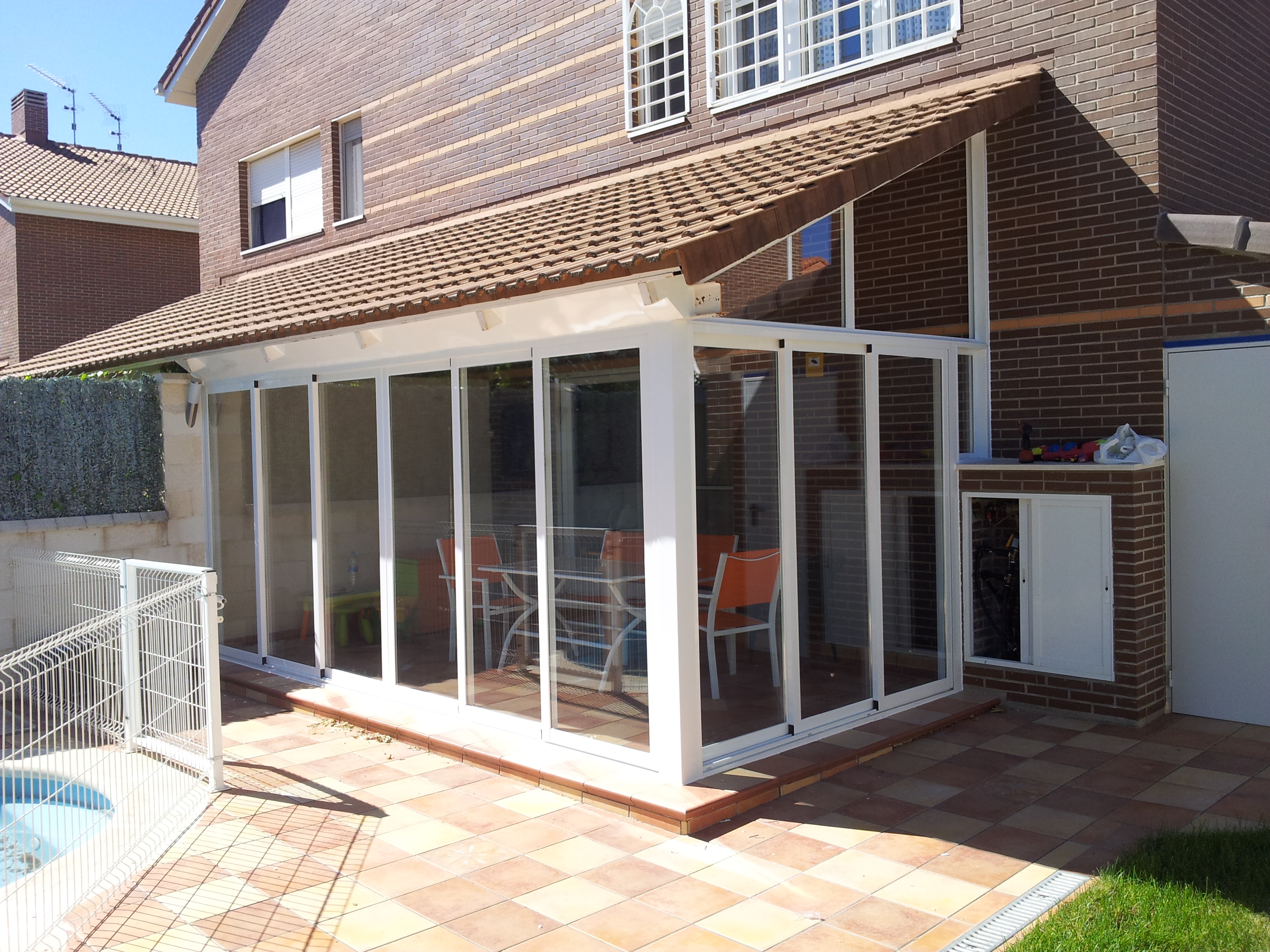 CERRAMIENTO EN HOJAS CORREDERAS EN ALUMINIO LACADO BLANCO