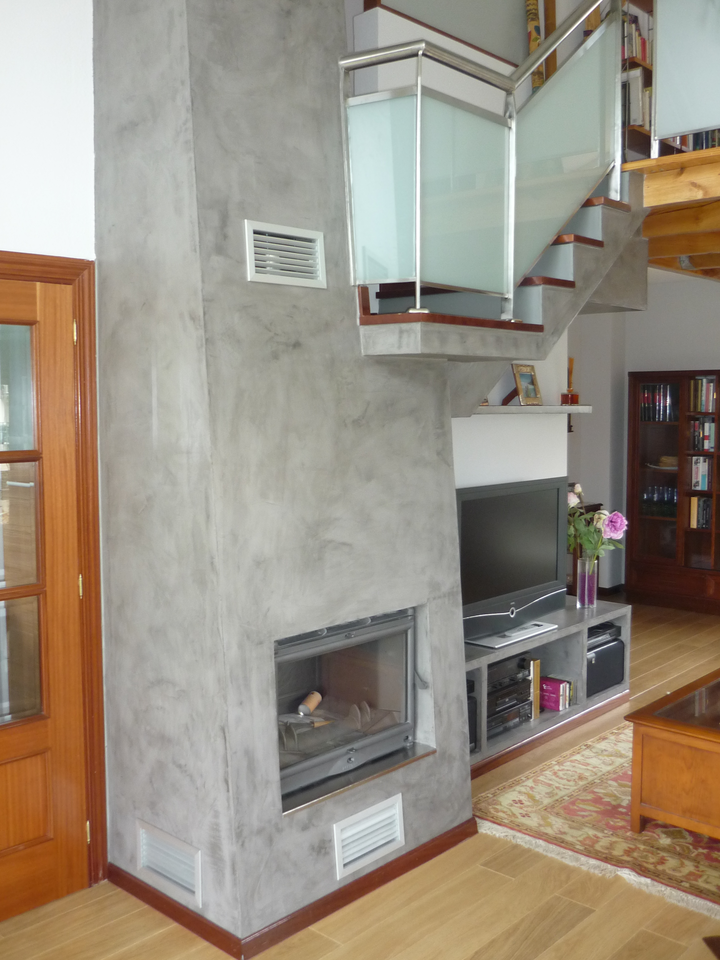 chimenea y escalera en chalet