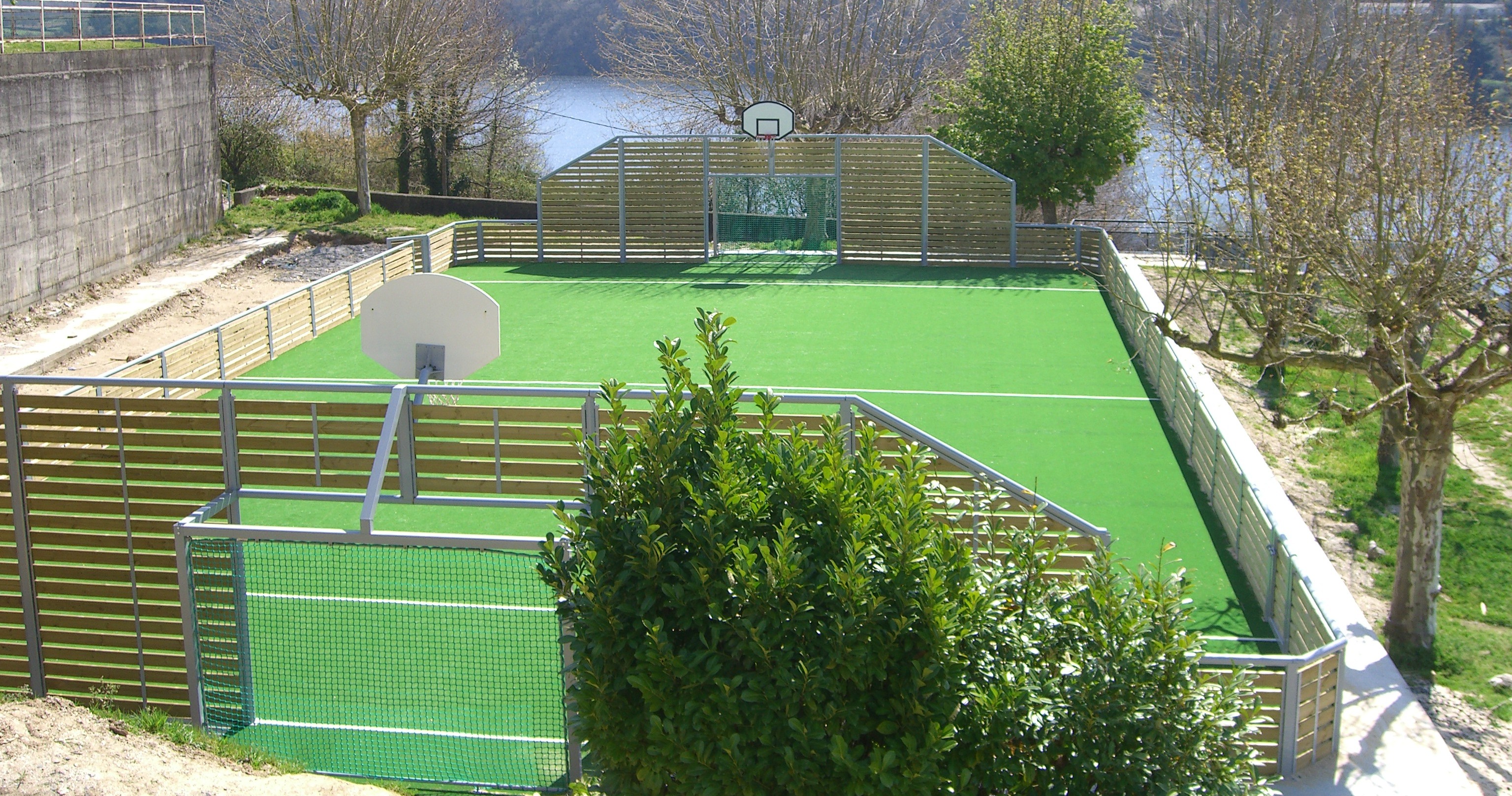 Multipista de hierba artificial con porterias y canastas