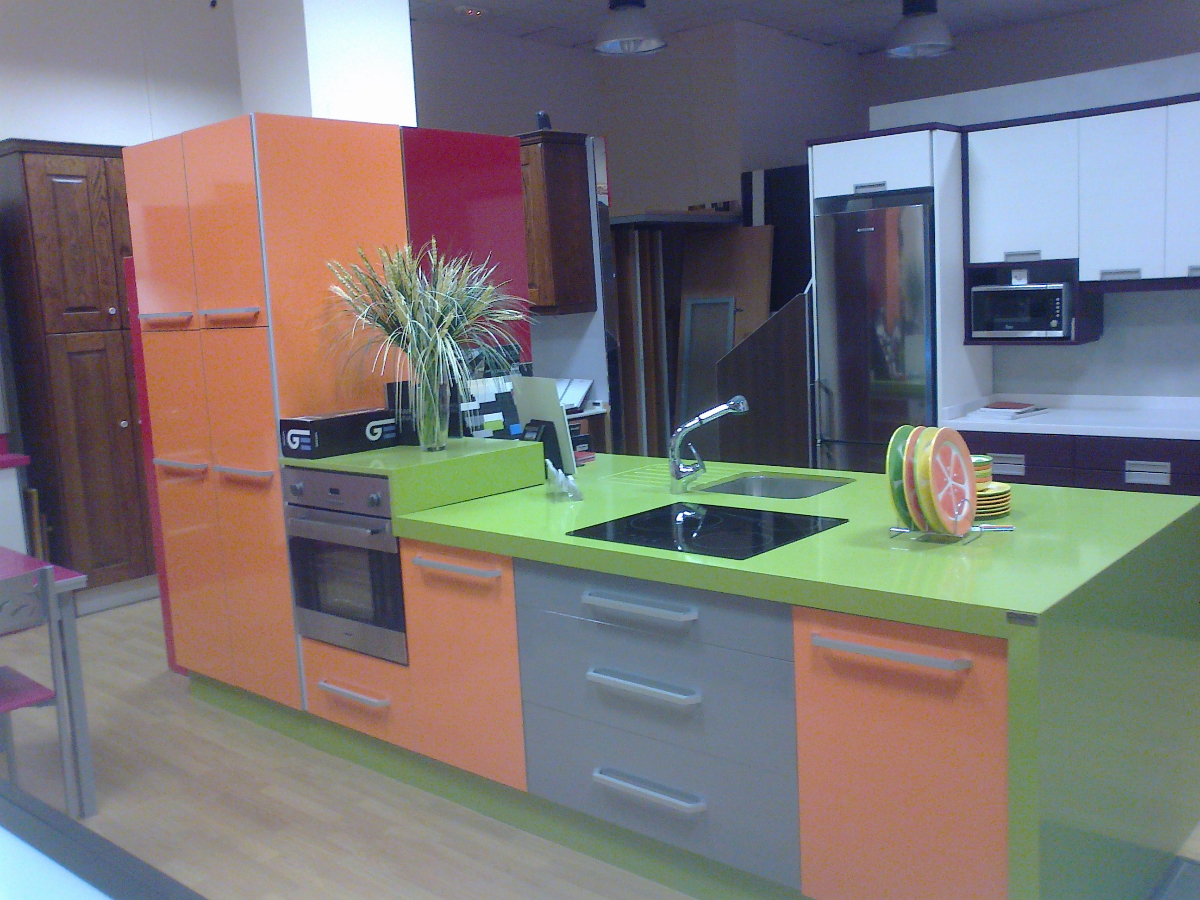 cocina en naranja brillo
