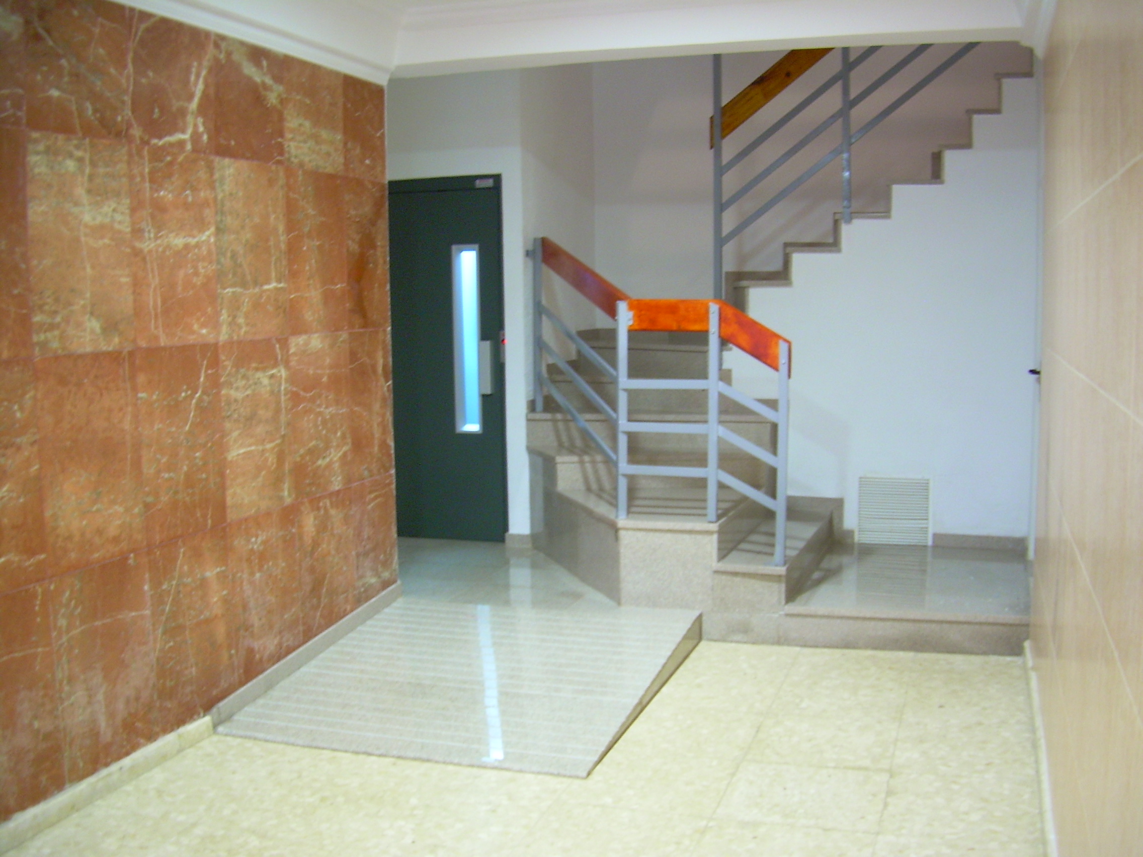 Colocación de ascensor con escalera nueva