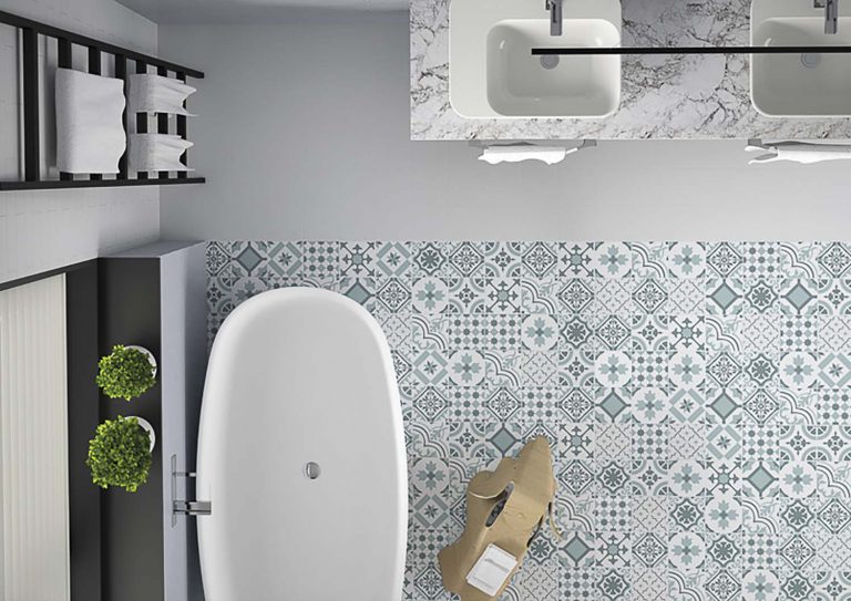 SUSTITUCIÓN DE AZULEJOS ROTOS EN CUARTO DE BAÑO