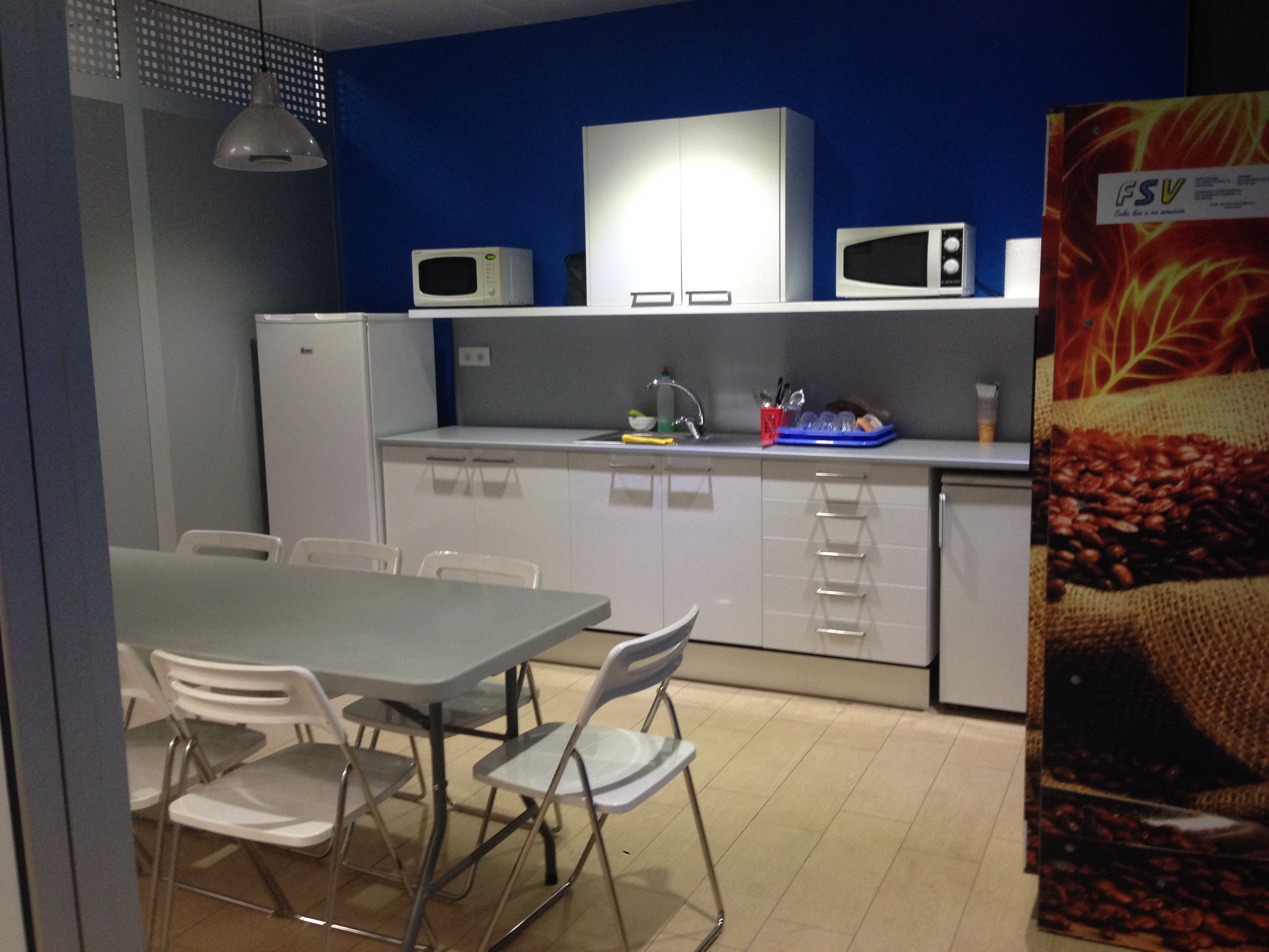 COMEDOR EN NAVE INDUSTRIAL PARA EL PERSONAL