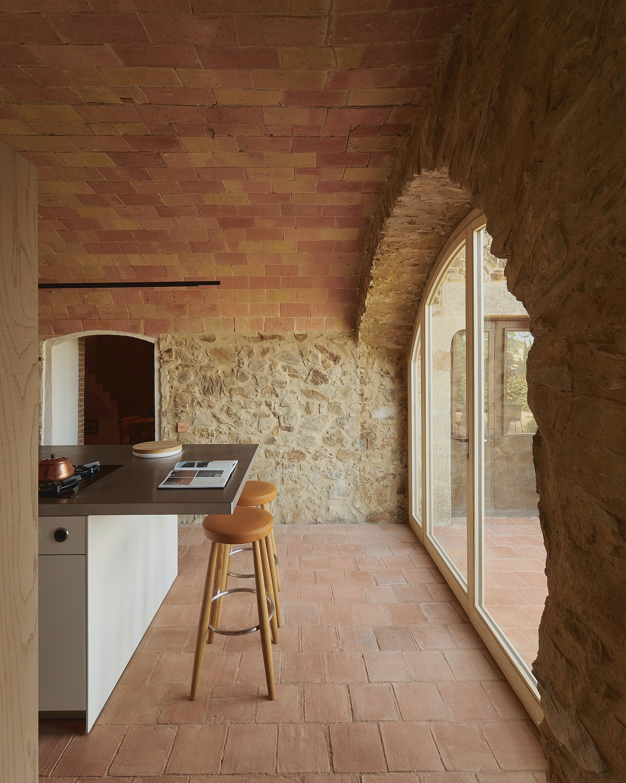 Cocina con acceso terraza en el Pirineo Aragonés