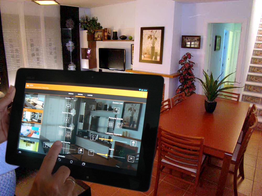 Control del salón desde el tablet instalado en un apartamento de vacaciones