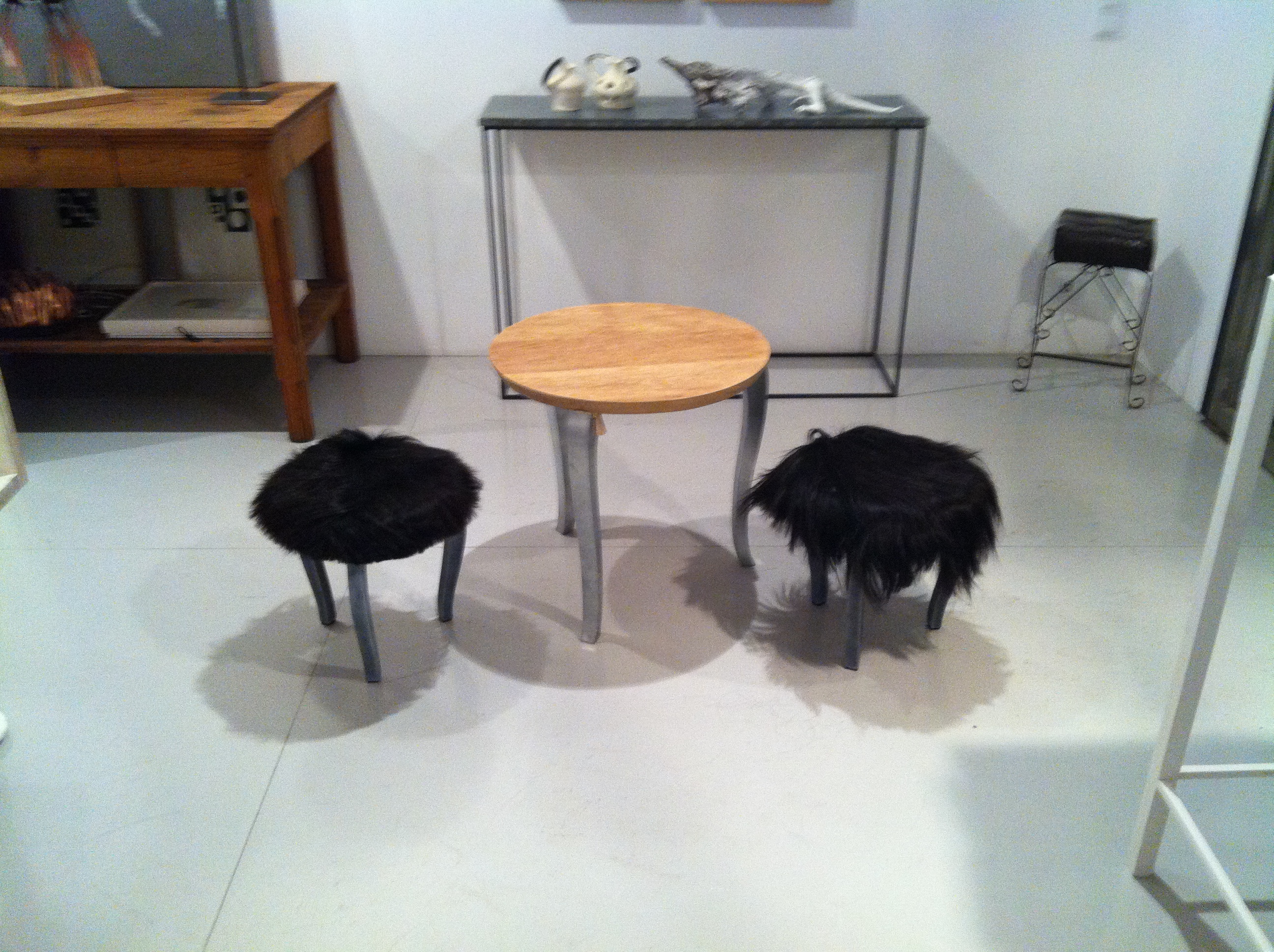 Conjunto de mesa y taburetes