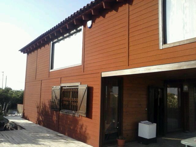 Corcho proyectado sobre casa de madera