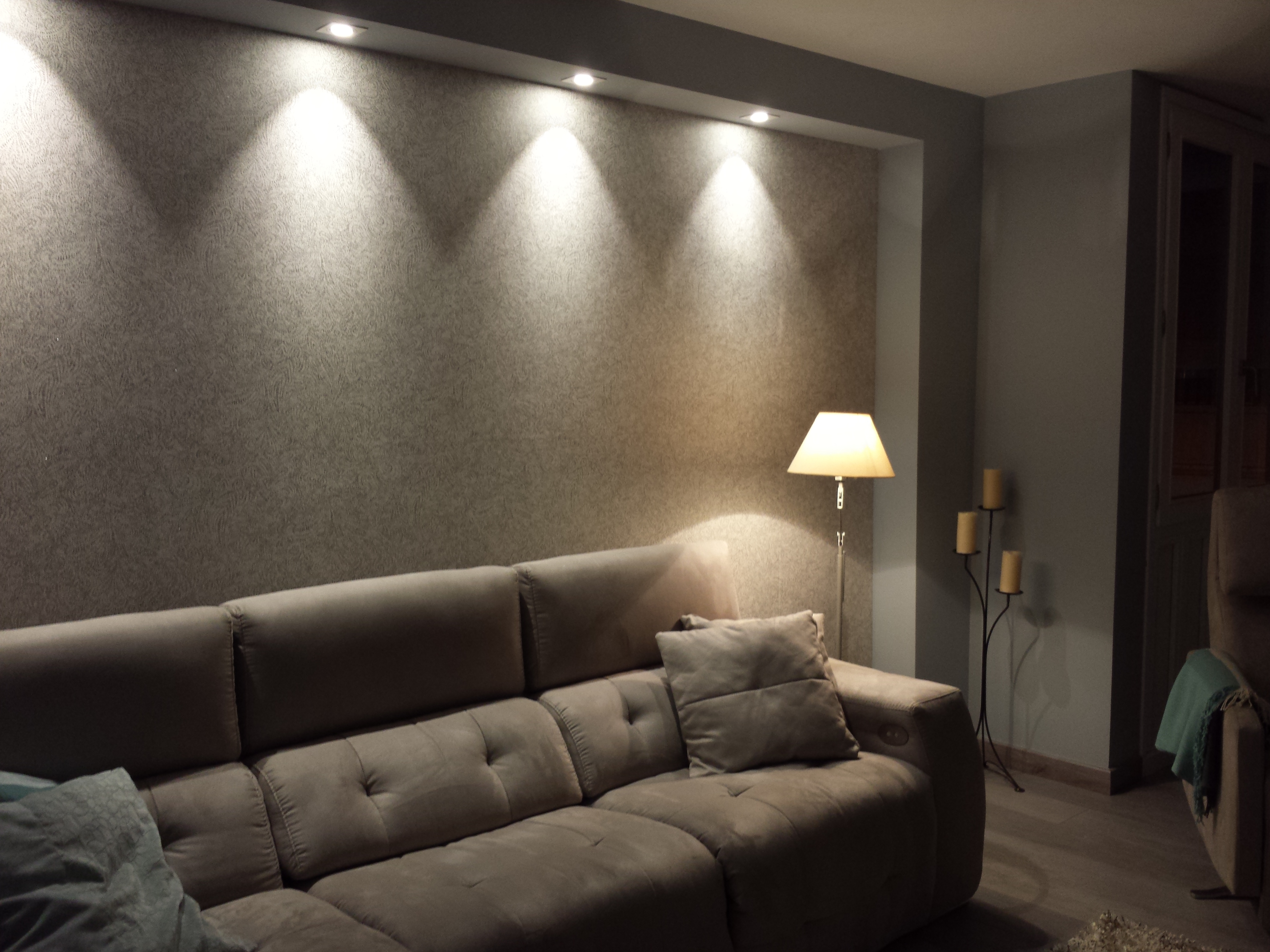 Cornisa de pladur con luces y papel pintado.