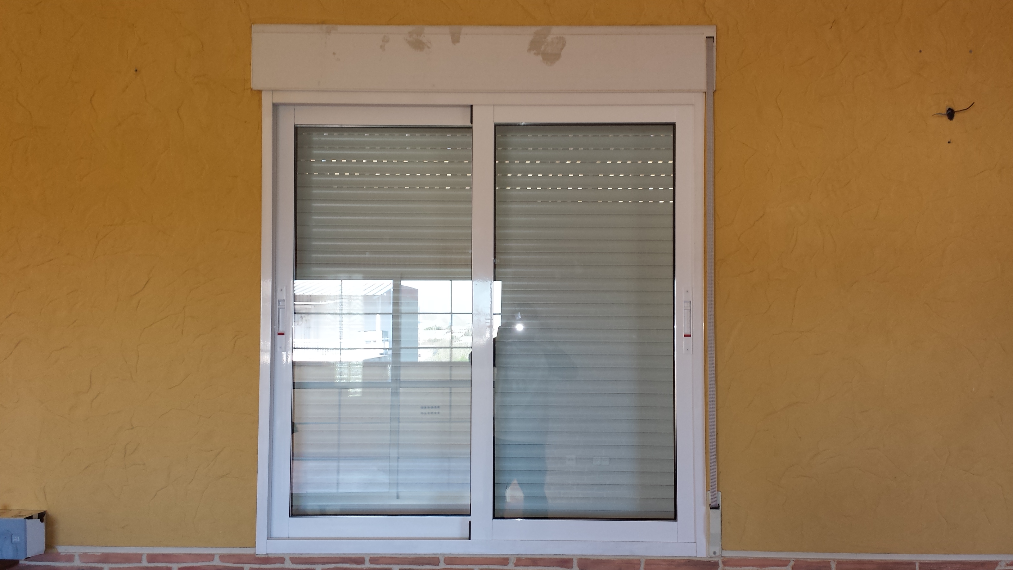corredera con persiana y cristal con camara