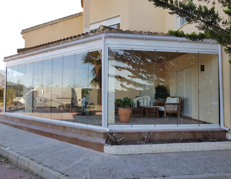 Cortina de cristal y techo fijo