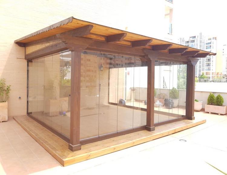 Porche de madera con cortina de cristal