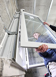 CRISTALERO TRABAJANDO EN VENTANA