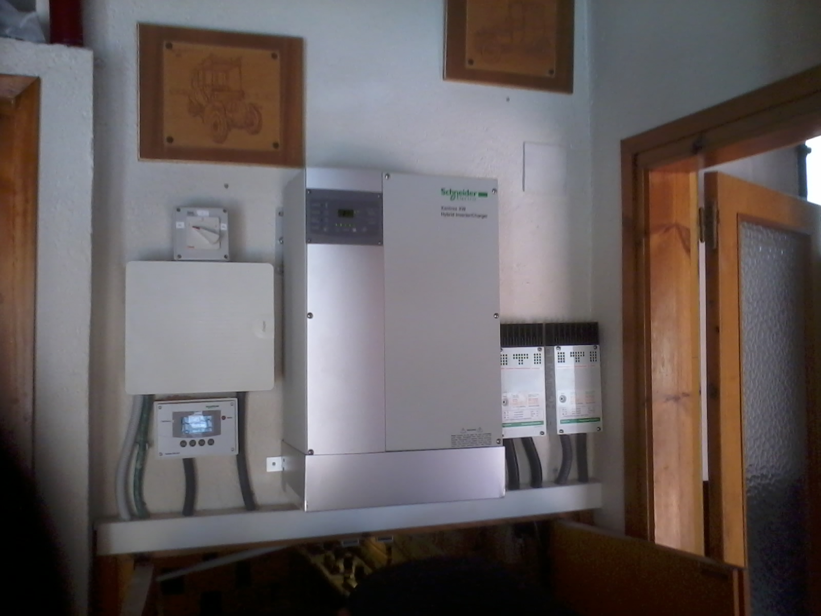 cuadros de control de tensión de las placas e inversor ( conversor de corriente contína a alterna)