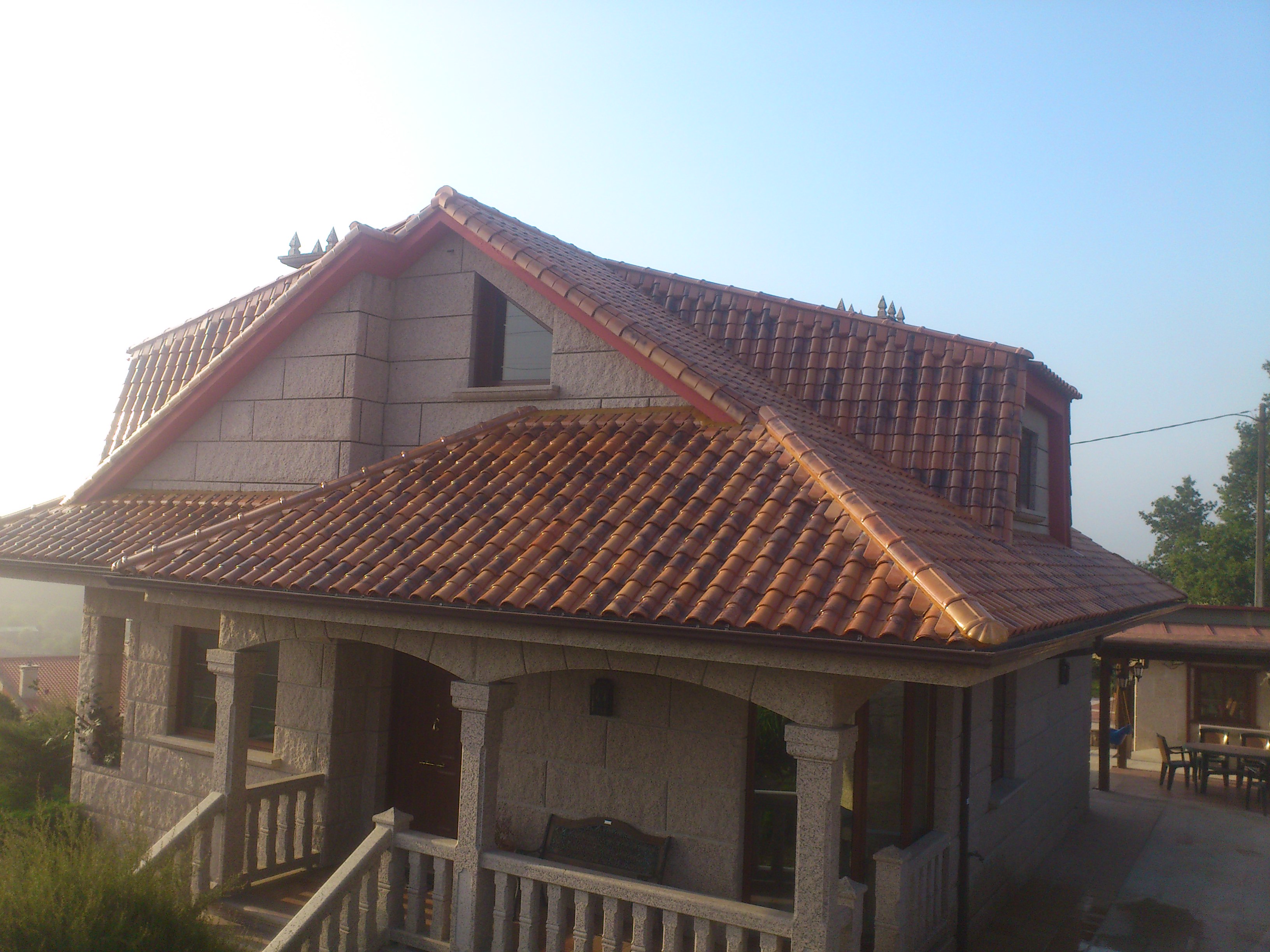 CUBIERTA DE 250 M2 DE TEJA CRISTAL BORJA EN MOS