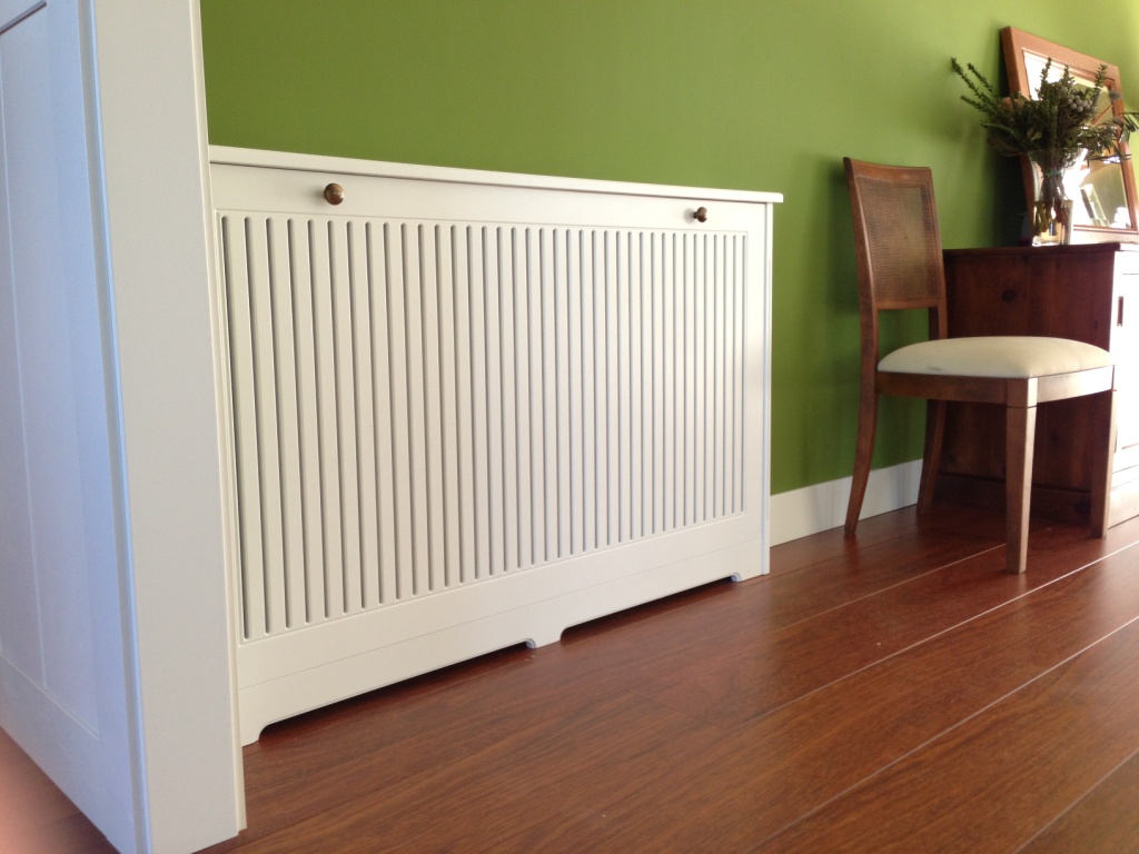 Cubrerradiador lacado.