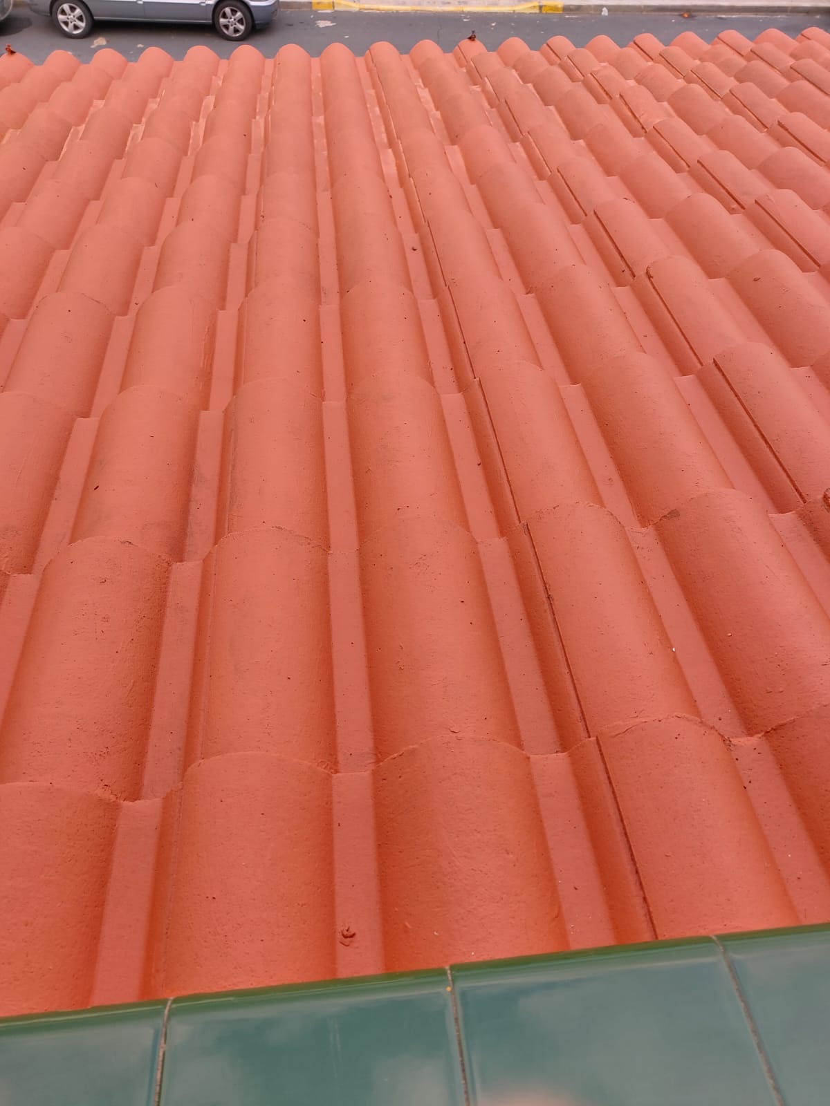 Impermeabilización de tejas con pintura clorocaucho color tejas