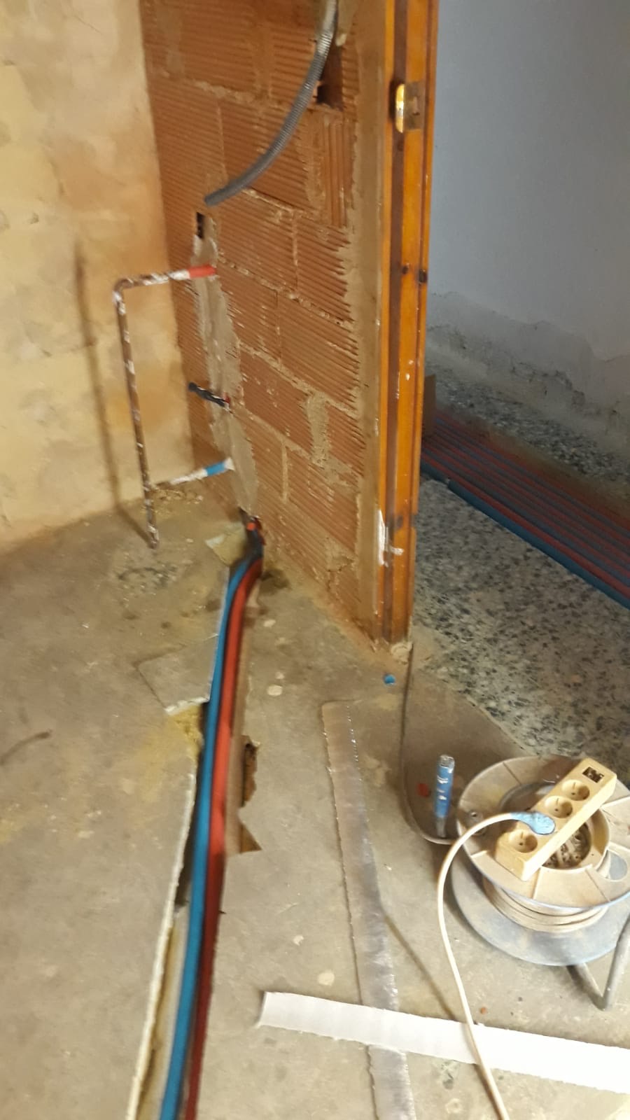 Instalacion de calefacción en obra por el suelo