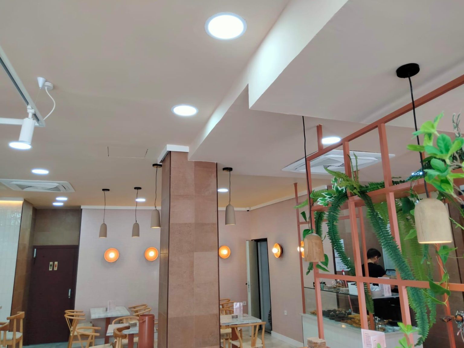 DISEÑO DE MOBILIARIO Y REHABILITACIÓN DE LOCALES