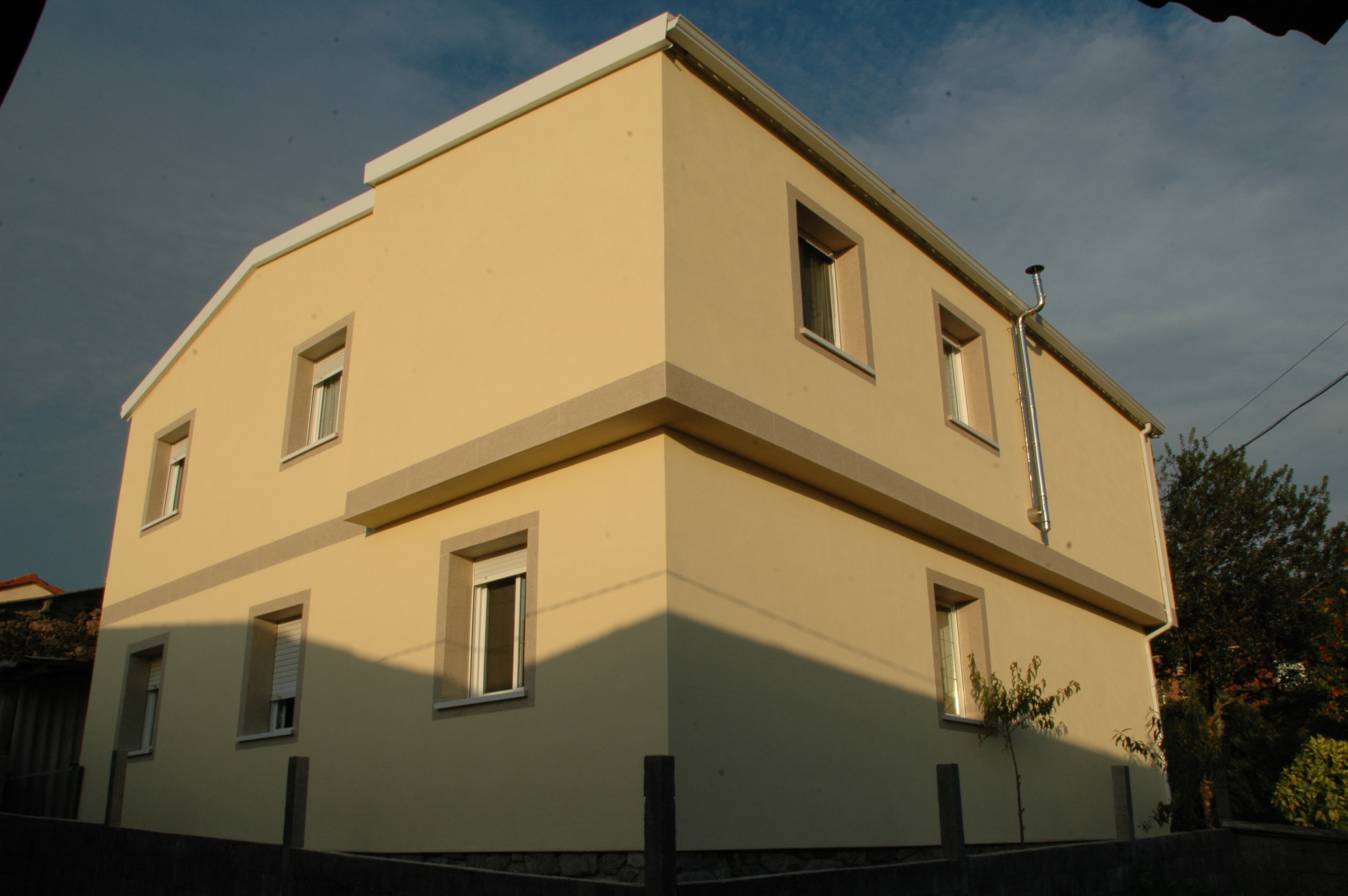 FACHADAS CON SATE Y PONYPIEDRA