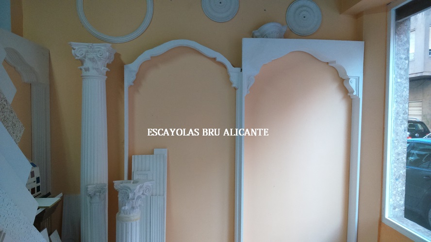 exposición de arcos de escayola en nuestra oficina en Santa Pola (Alicante)