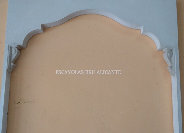 arco de escayola de 1 metro de ancho y 6,5cm de fondo, expuesto en Santa Pola