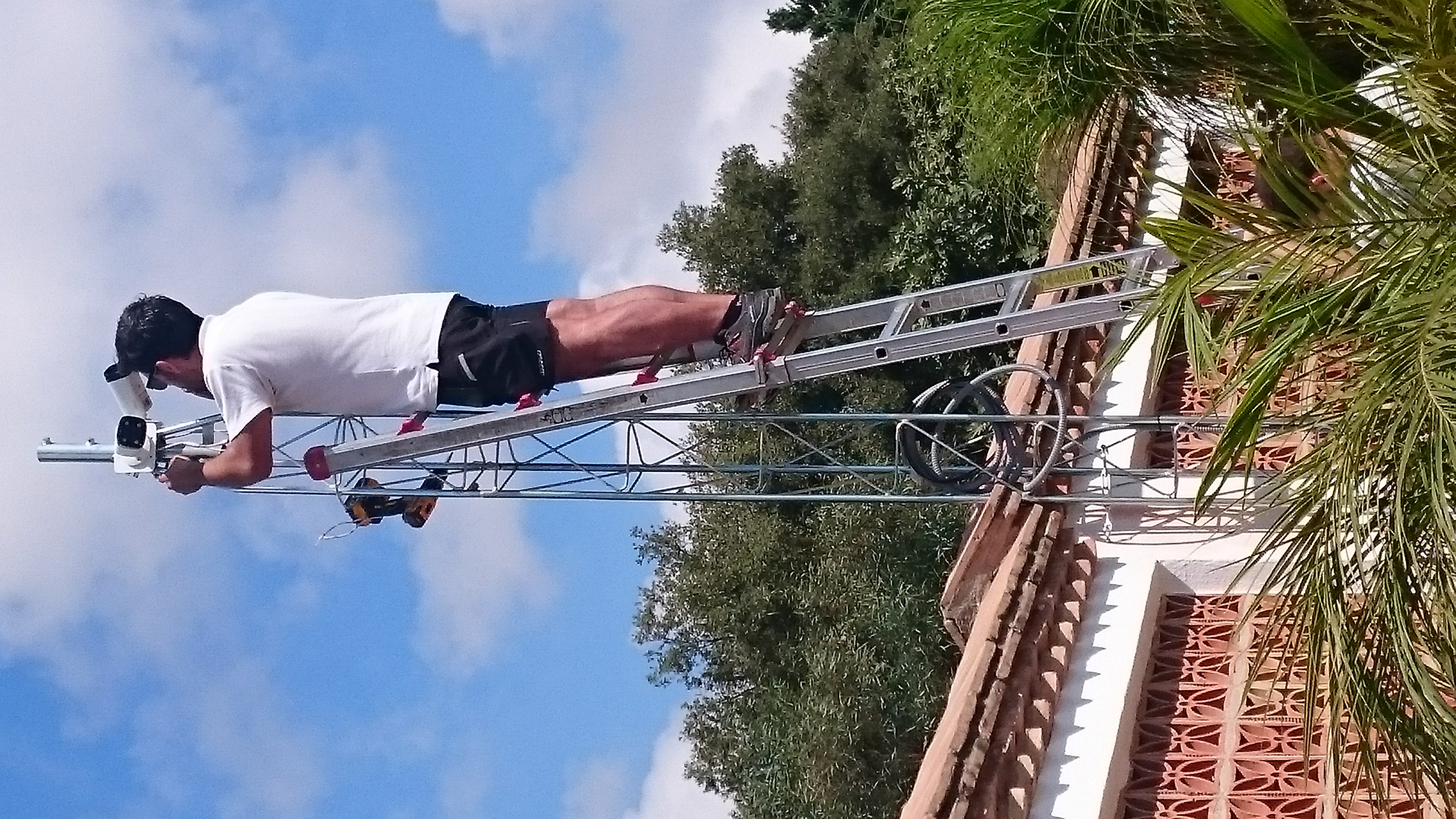Torre para sujeción de cámaras exteriores