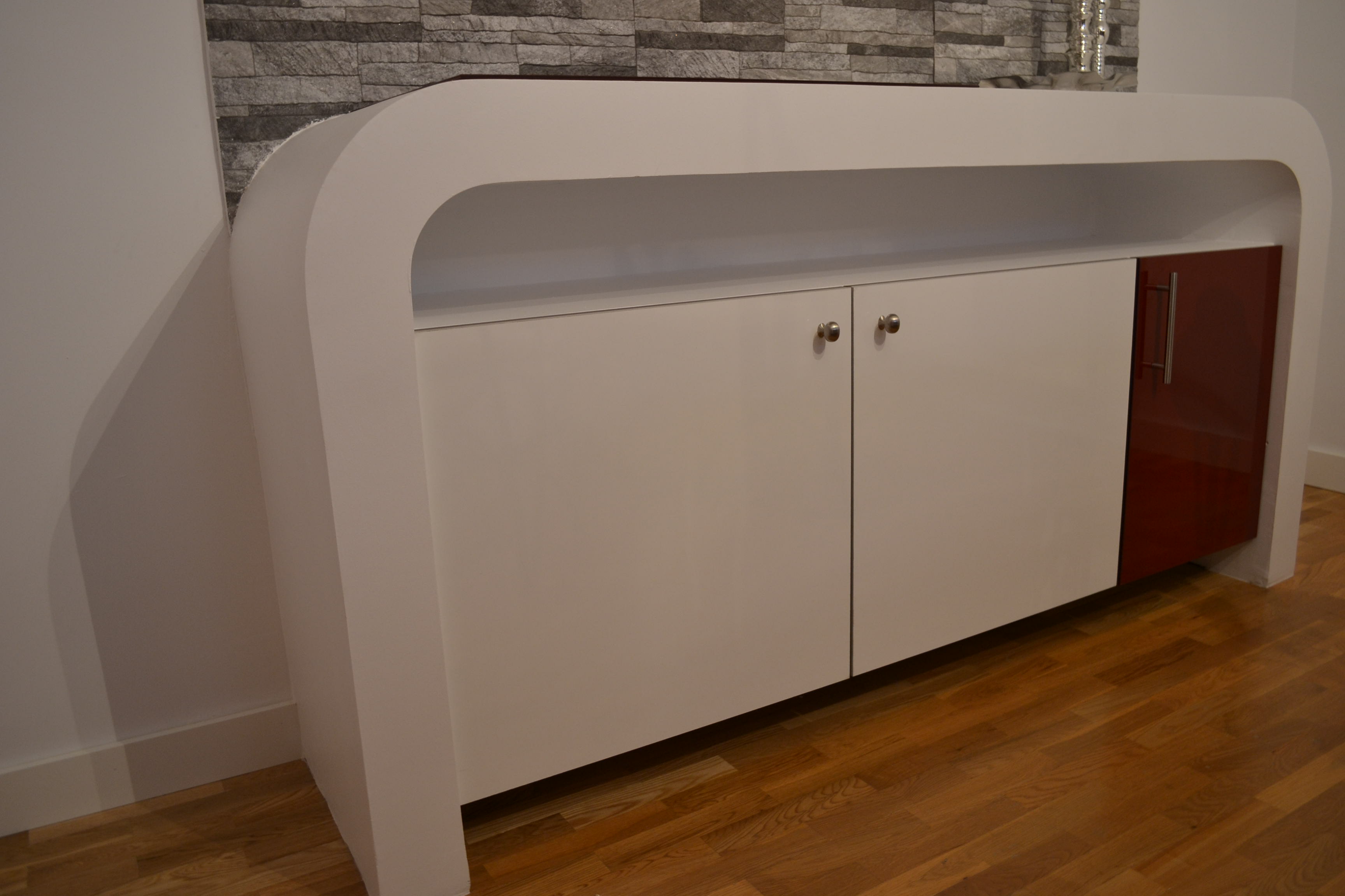 MESA-COMODA  CON FRETE CURVADO EN PLADUR