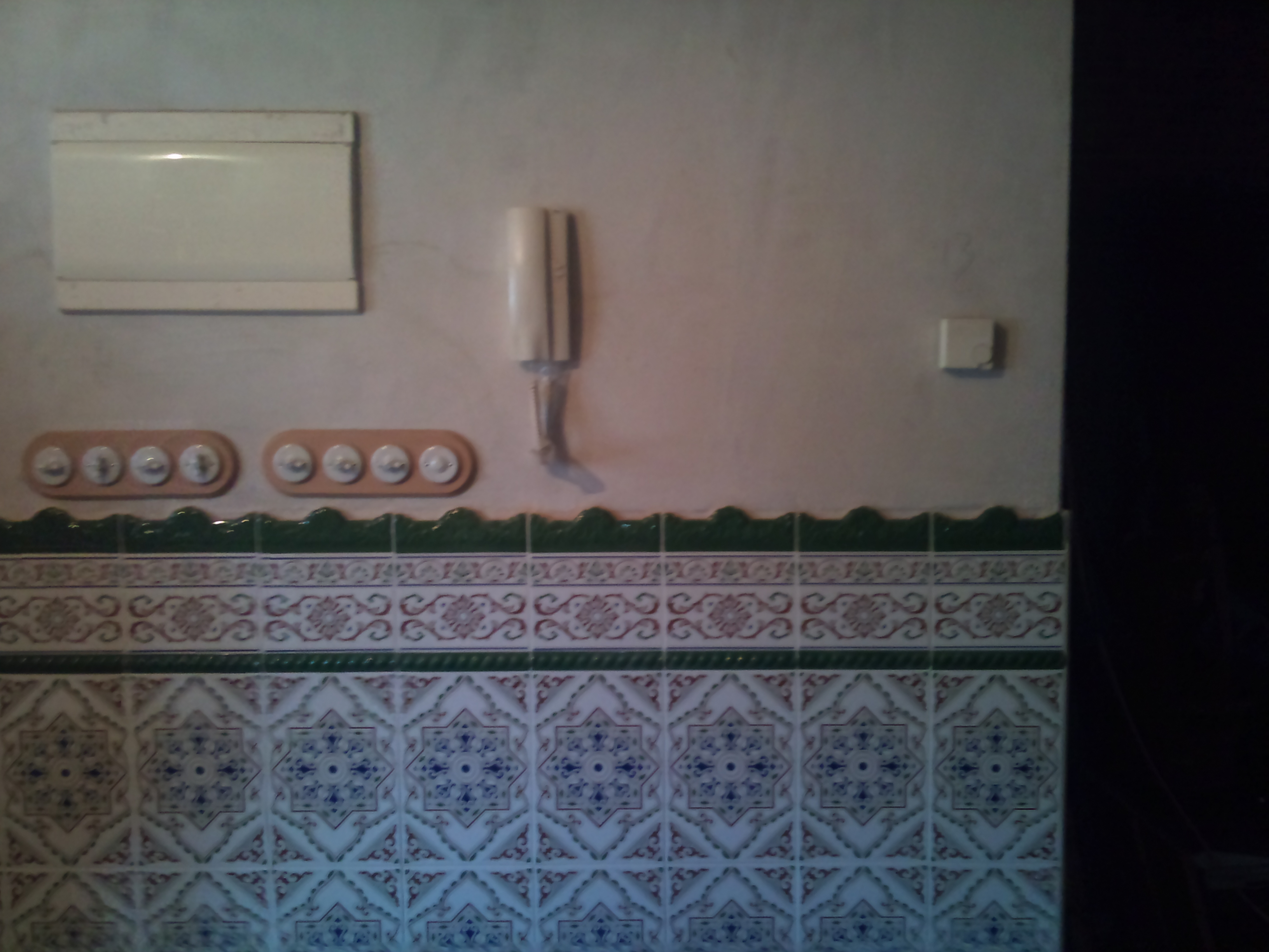 Detalle de zocalo de azulejo.