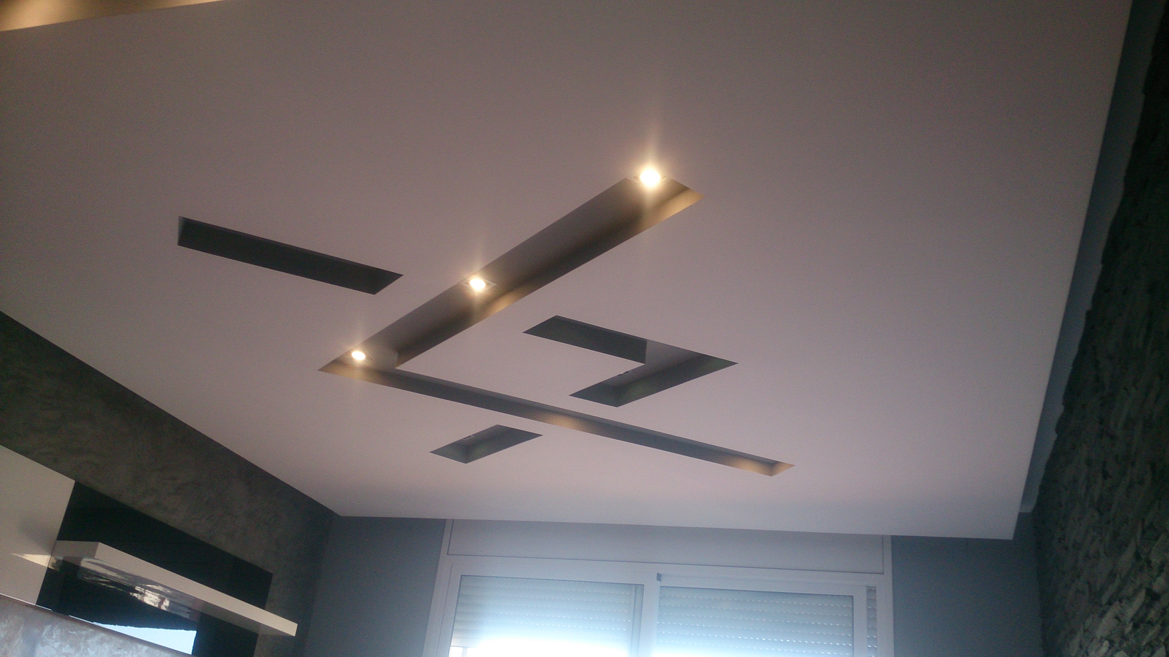 Techo de pladur con luz indirecta y foseado central