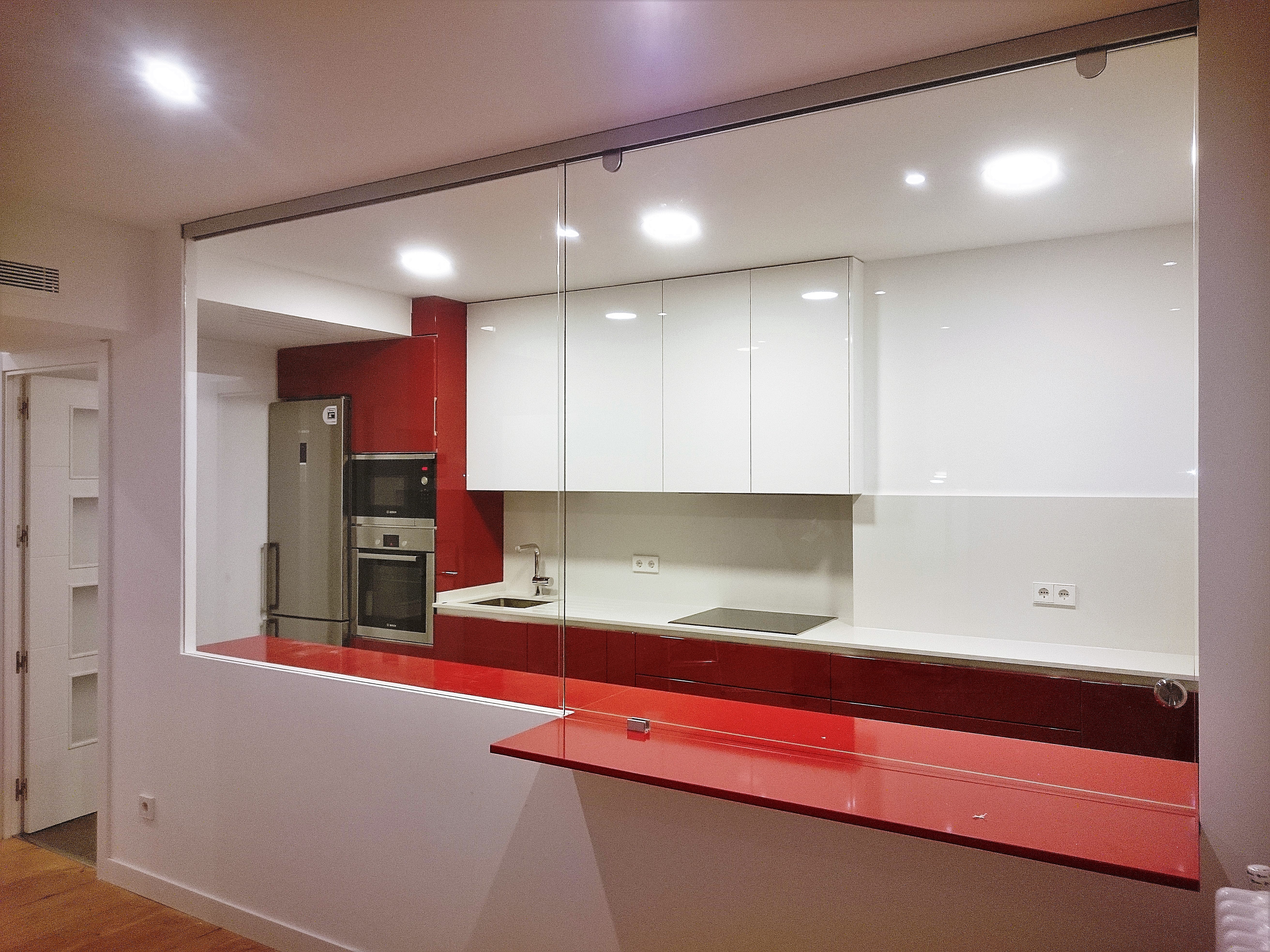 CORTINA DE CRISTAL COCINA AMERICANA Pasa platos