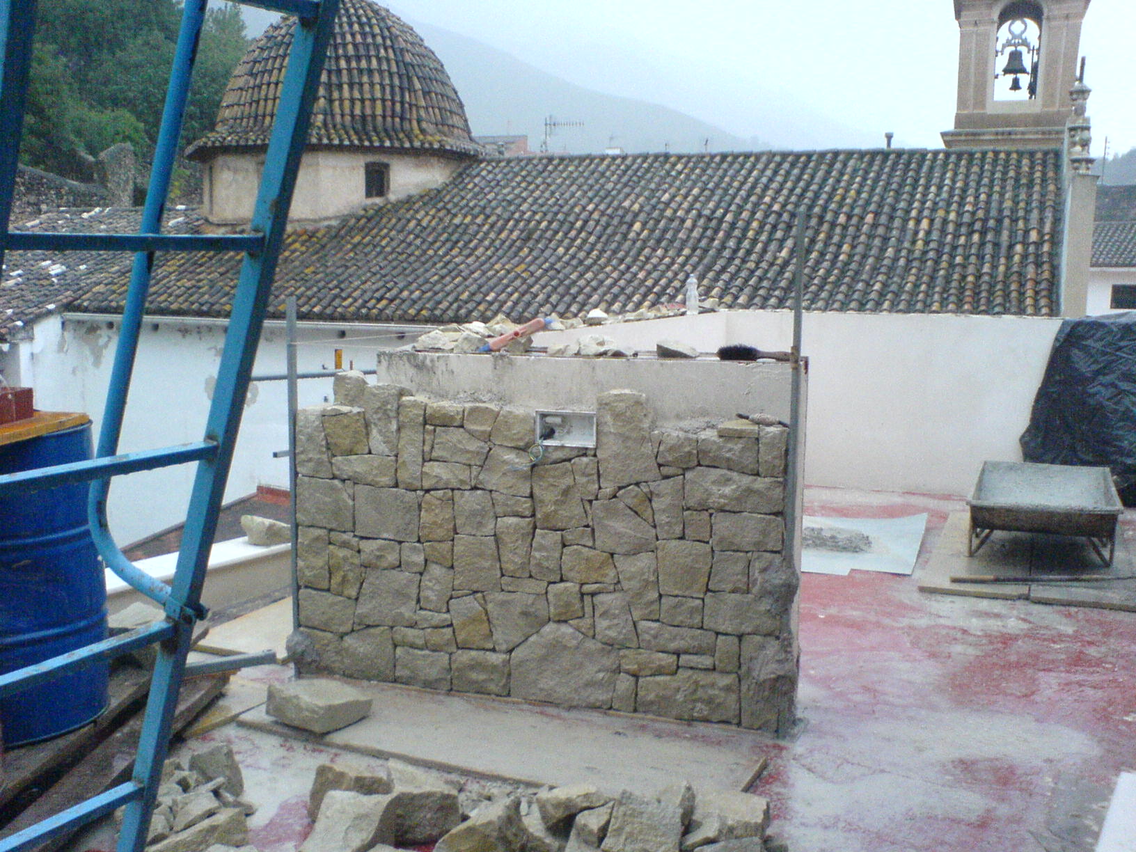 Muro revestido con piedra natural