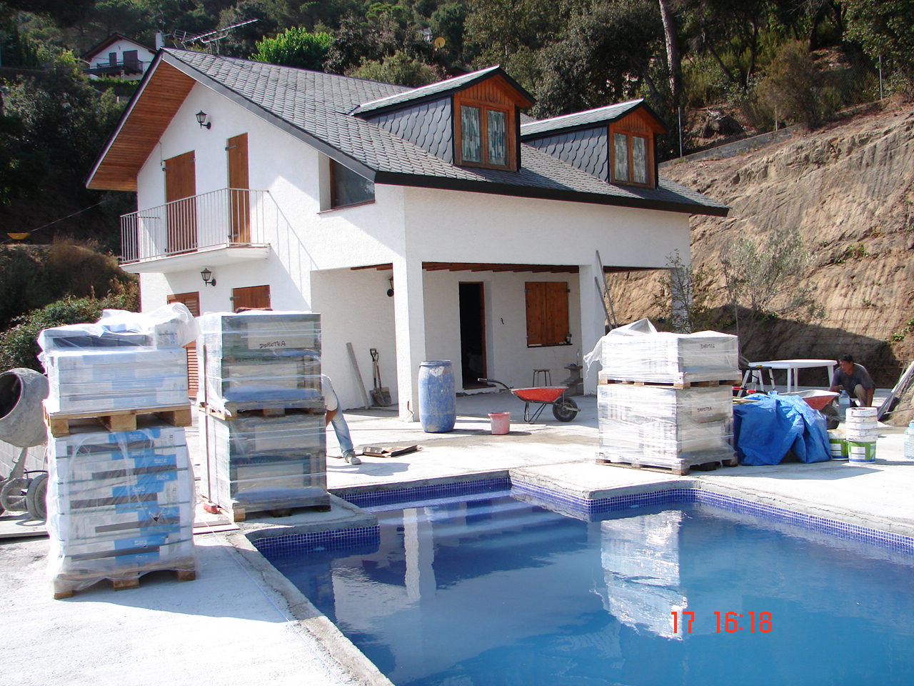 Construccion de piscina y pavimento exterior en S Cebria de Vallalta