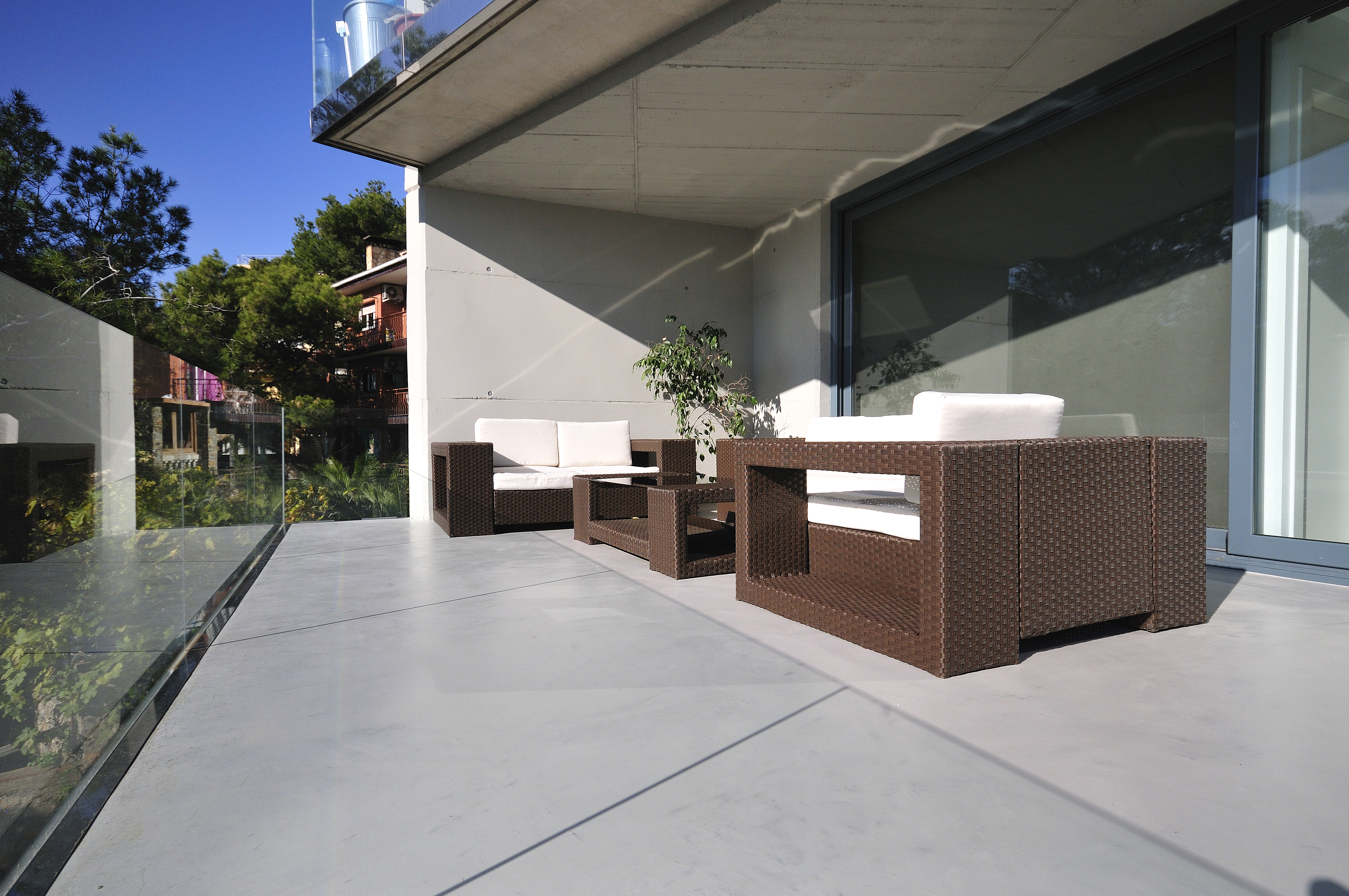 Terraza exterior de microcemento