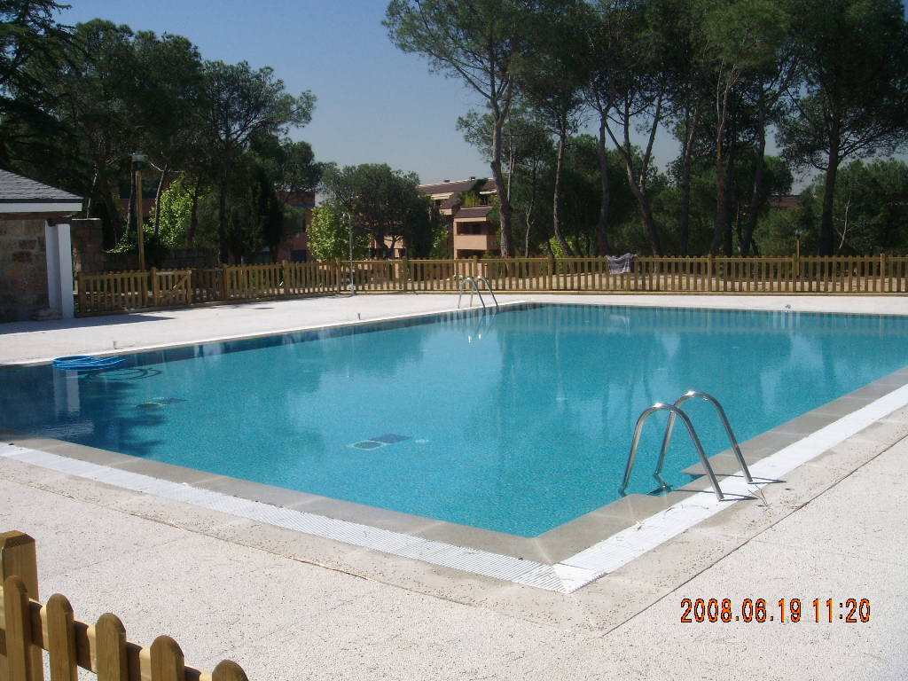 piscina exterior en Majadahonda