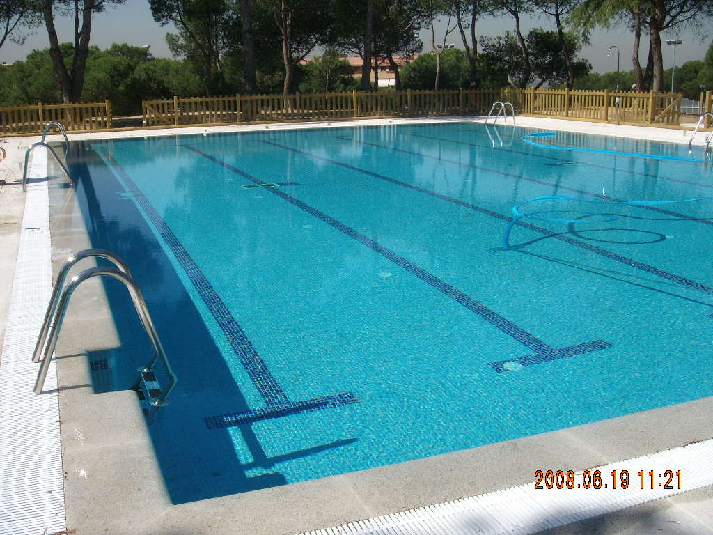 piscina exterior en Majadahonda