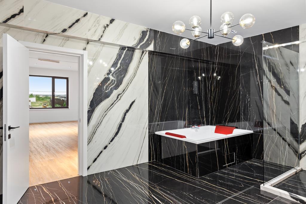 Baño de lujo con revestimiento porcelánico premium