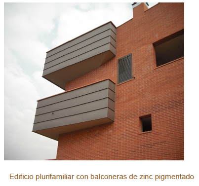 Edificio plurifamiliar con balconeras de zinc pigmentado