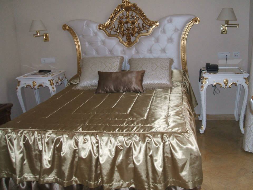 Elegante cama de matrimonio
