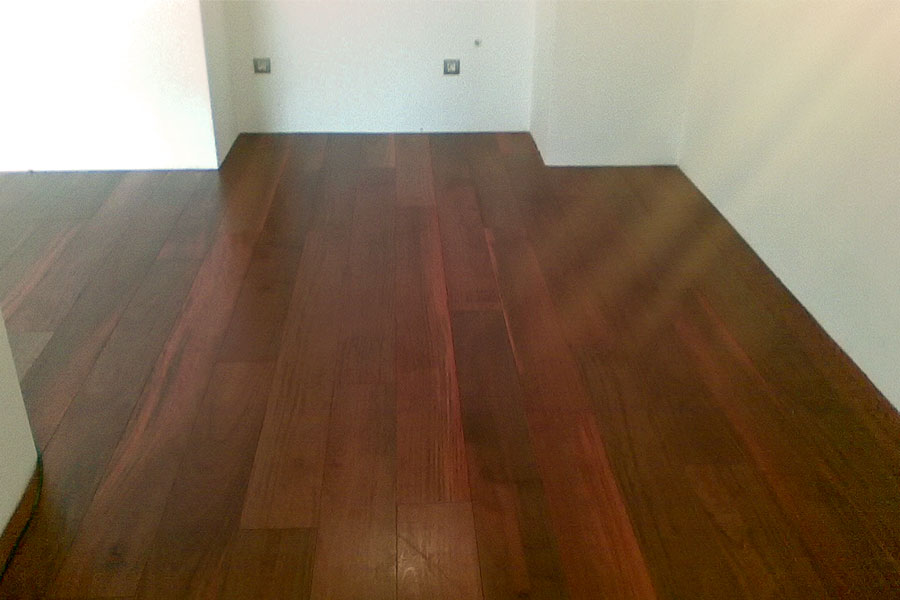 Tarima flotante al aceite.