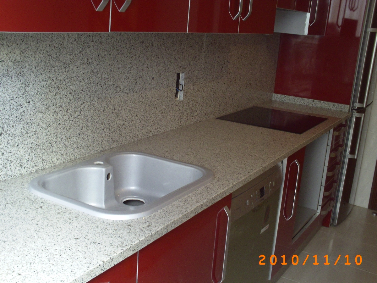 Encimera cocina en granito blanco cristal 3 cm.