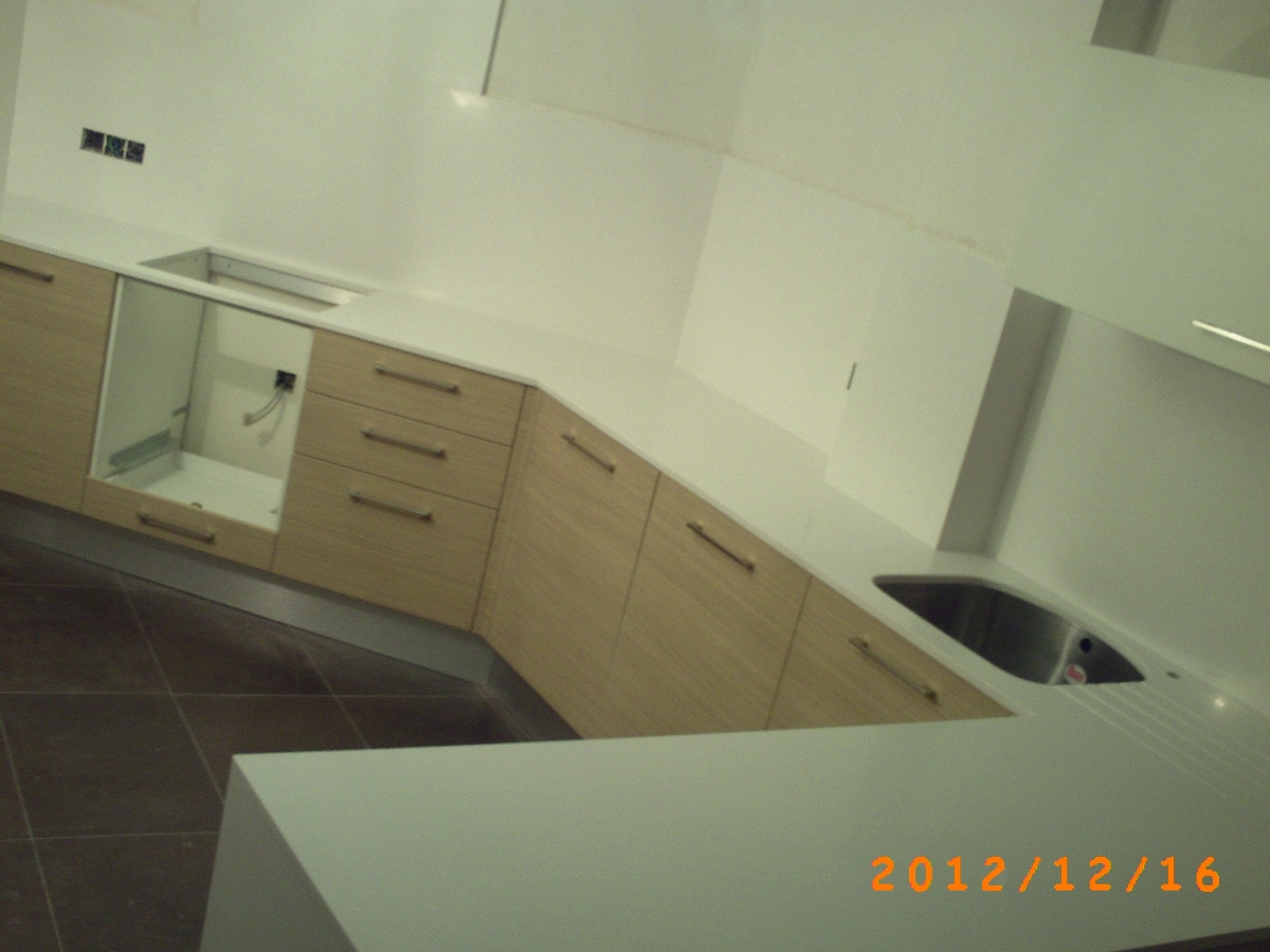 Encimera en silestone blanco zeus 2 cm.con aplacado pared 1,2 cm